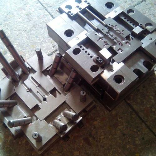 抽心壓鑄模具定制與箱包配件五金加工